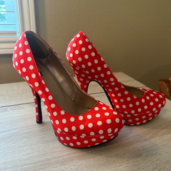 Red Pumps with white polka dots, Minnie Mouse heels - Picture 2 of 8